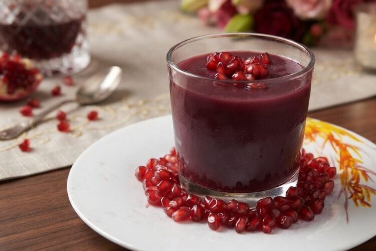 Pomegranate Syrup Recipe, Homemade Fruit Syrup, Pomegranate Dessert Sauce, Homemade Syrup Recipe, Pomegranate Topping, Dessert Syrup Recipe, Fruit Syrup, Pancake Syrup, Healthy Homemade Syrup, Pomegranate Recipes, Breakfast Toppings, Easy Syrup Recipe