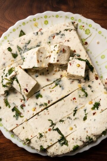 Cheesy paneer buns filled with paneer, mozzarella cheese, garlic, onion, and capsicum