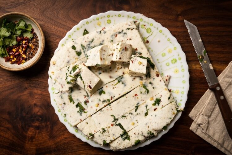 Cheesy paneer buns filled with paneer, mozzarella cheese, garlic, onion, and capsicum