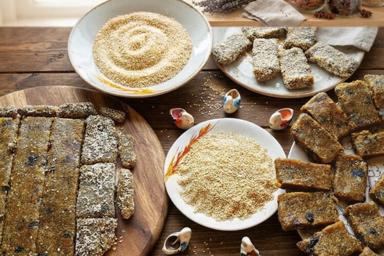 Healthy Apricot Energy Bars (No-Bake, Vegan & Naturally Sweetened)