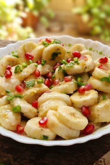Banana pomegranate salad with green chilli and lemon juice